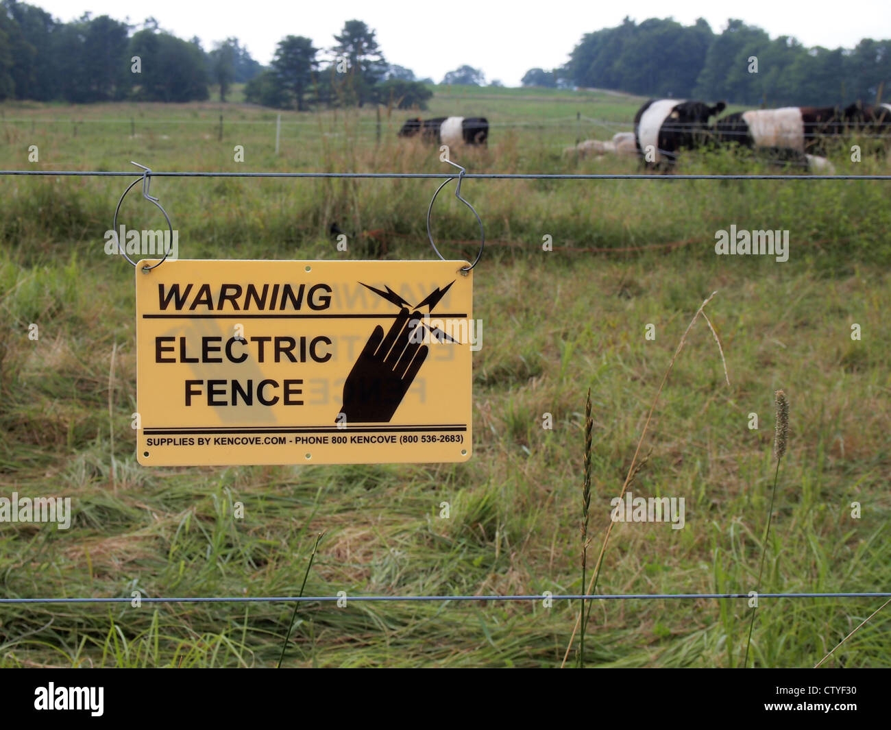 Electric Fence Warning Sign At A Livestock Pasture In Freeport Maine July 24 2012 Katharine Andriotis Stock Photo Alamy